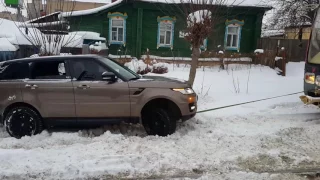 Range Rover 2016 fail, got  stuck in snow  vs train