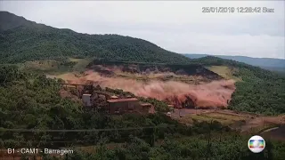 Момент прорыва дамбы в Брумадиньо (Бразилия)