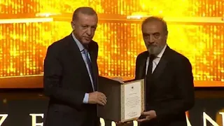 Cumhurbaşkanı Erdoğan, Yılmaz Erdoğan'ı önce övdü sonra ödül verdi