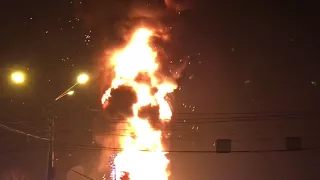 Раз два три елочка сгори !!! Городская елка в Южно Сахалинске сгорела в Новый 2018 год!!!
