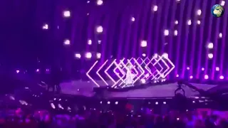 Пранкер отобрал микрофон у певицы SuRie на "Евровидении"