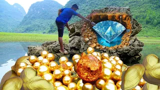 A man spotted a glittering giant crab feeding on a very beautiful pearl.