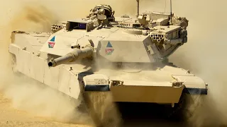 Танки M1A2 Abrams армии США в пустыне Египта на учениях с боевой стрельбой.