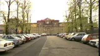 PRISONS - WANDSWORTH. 28 APRIL 1988. SL.144 - 9.  GVS. EXT PRISON,MAN WAITING FOR GATES TO OPEN. GA