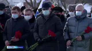 В Воронеже возложили венки и цветы к вечному огню на площади Победы 220221