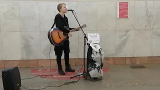 Девушка выступает в метро "Площадь Революции"