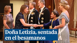 La Reina Letizia, sentada en un taburete para aguantar el besamanos por su dolencia de pies