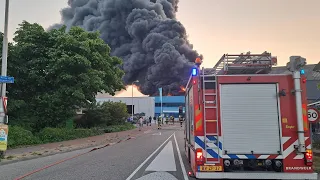 (Grip 2!) zeer grote brand bij plastic en houthandel in Ter Aar!!!!