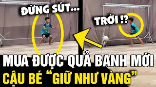 Được mẹ mua cho TRÁI BANH MỚI, cậu bé giữ gìn CẨN THẬN khiến ai xem cũng PHÌ CƯỜI | Tin Nhanh 3 Phút