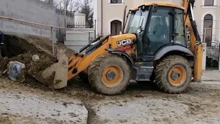 Обратная лопата на JCB 3CX SUPER  Excavator in the mountains