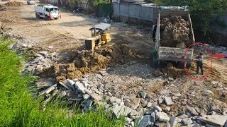 Unbelievable Good action operator professional Driving bulldozer Clearing Soil and rock into water