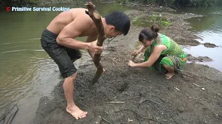 Survival Skills: Primitive Life Dig Cracks Find Fish Meet Catfish - Catch Unique Fish In Secret Hole