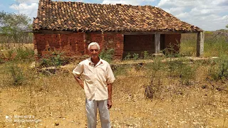 SEU ANTÔNIO MOSTRANDO AS RUÍNAS DO CASARÃO ONDE LAMPIÃO PASSOU NO SITIO BARREIROS DE BELMONTE-PE.