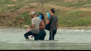 Беженцы перебегают границу из Мексики в США