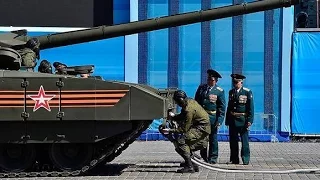 Заглохший танк Армата T-14 на репетиции парада