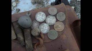 Срібні монети біля печери.