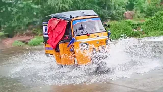 PIAGGIO Ape Vs Bajaj MAXIMA Auto Rickshaw 3 Wheeler Driving in full rain water | Crazy Autowala