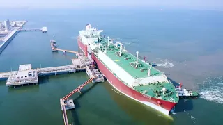 World's largest LNG carrier docked and unloaded at Sinopec's LNG terminal in Tianjin