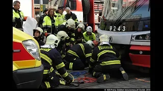 HZS Praha: V Nádražní ulici v Praze hasiči vyprostili osobu pod tramvajovou soupravou