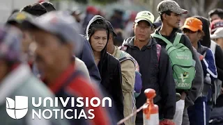 Cientos de migrantes están durmiendo en la calles de Tijuana a un costado del muro fronterizo