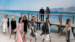 Wie im Traumurlaub: Chanel barfuß am Strand