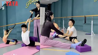 The teacher lost his temper with Lele🥺, he is much worse in flexibility than the girls.