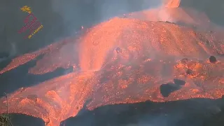 El volcán Cumbre Vieja se desborda y deja un tsunami de lava en La Palma