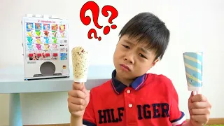 アイス屋さんごっこをしたよ♬自販機から出てきたアイスが・・・食べられない？ Ice cream vending machine shop pretend play es krim