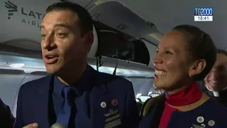 Papa, sposi in volo: “Siamo della diocesi del cielo. Incentiverà gente a sposarsi”