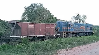 Trem carregado de minério sendo puxado só por uma U13B da FCA.