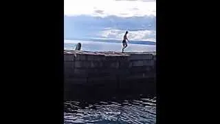 прыжки  на пирсе в Байкал