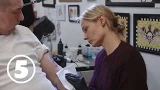 Carina Berg fuskade sig till en trea i bild. Hur ska tatuerings-yrket gå?!