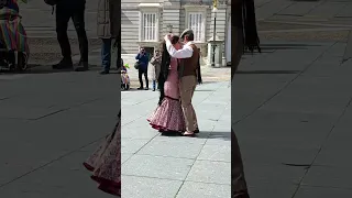 Chotis madrileño frente al Palacio Real de Madrid. 😍♥️👏🏻👏🏻👏🏻👏🏻👏🏻