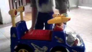 NIÑO DE 1 AÑO MANEJANDO CARRO.3gp