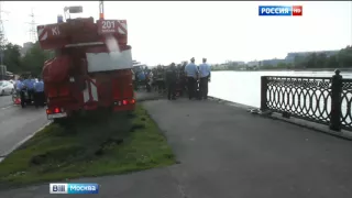 В Интернете появилось видео падения кроссовера в Москву-реку на Нагатинской набережной