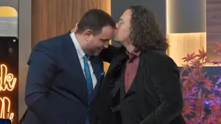 Laert Vasili puth në ball Moderatorin . Ja arsyeja