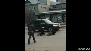 В Якутске бомжи легли спать прямо посреди дороги.