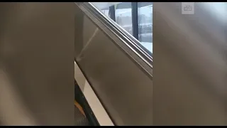 🔞УЖАС. Видео со станции «Окружная», где мальчику зажало голову на эскалатор.