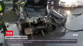 Новини України: в Одесі авто, що проїхало на червоне світло, від удару розірвало навпіл