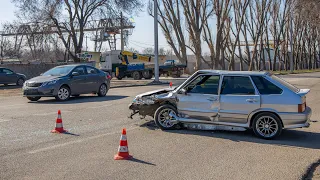 В Днепре на Криворожской ВАЗ не справился с управлением и протаранил Kia