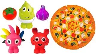 Babblarna gör en rolig pizza av leksaksgrönsaker och Play Doh lera - Lek och lär på svenska