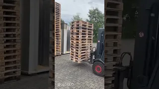 A pallet stack aligner