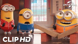 MINIONS: EL ORIGEN DE GRU - Los minions intentan romper una tabla con sus cabezas