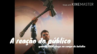 A reação do público quando Thor chega ao campo de batalha.