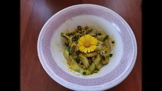 Необычный весенний салат из цветов мать-и-мачехи с огурцами.