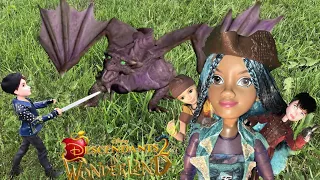 Ben Fights Dragon Mal! Uma Is A Giant! Uma is Evil! Disney Descendants 2 Wonderland Doll Episode New