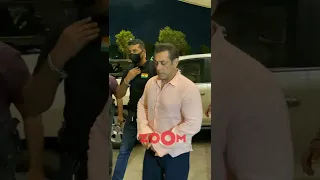 Salman Khan arrives in his BULLETPROOF car & heavy security at the airport #shorts #salmankhan