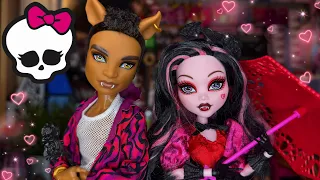 Love At First Bite?! Monster High Howliday Draculaura x Clawd Love Edition!