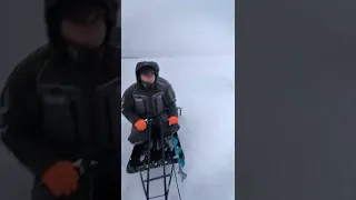 на видео едут 3 человека рыбалка на Волге Горьковское водохранилище