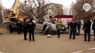 ЧП в Пензе: автомобиль провалился под землю